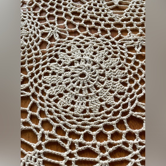 Hand crochet round table cloth - Picture 4 of 7